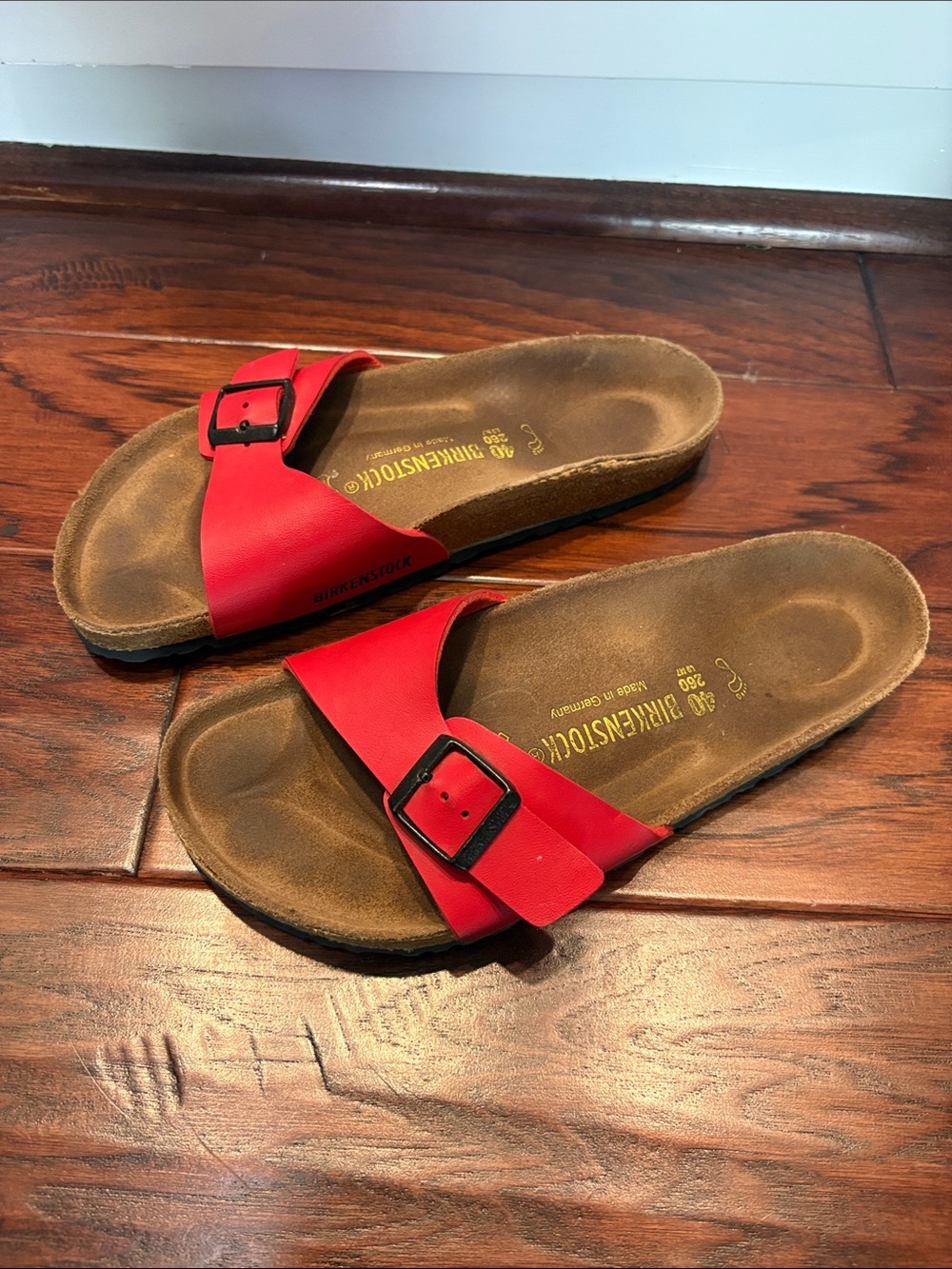 Red Single-Buckle Slide Sandals - Picture 2 of 3